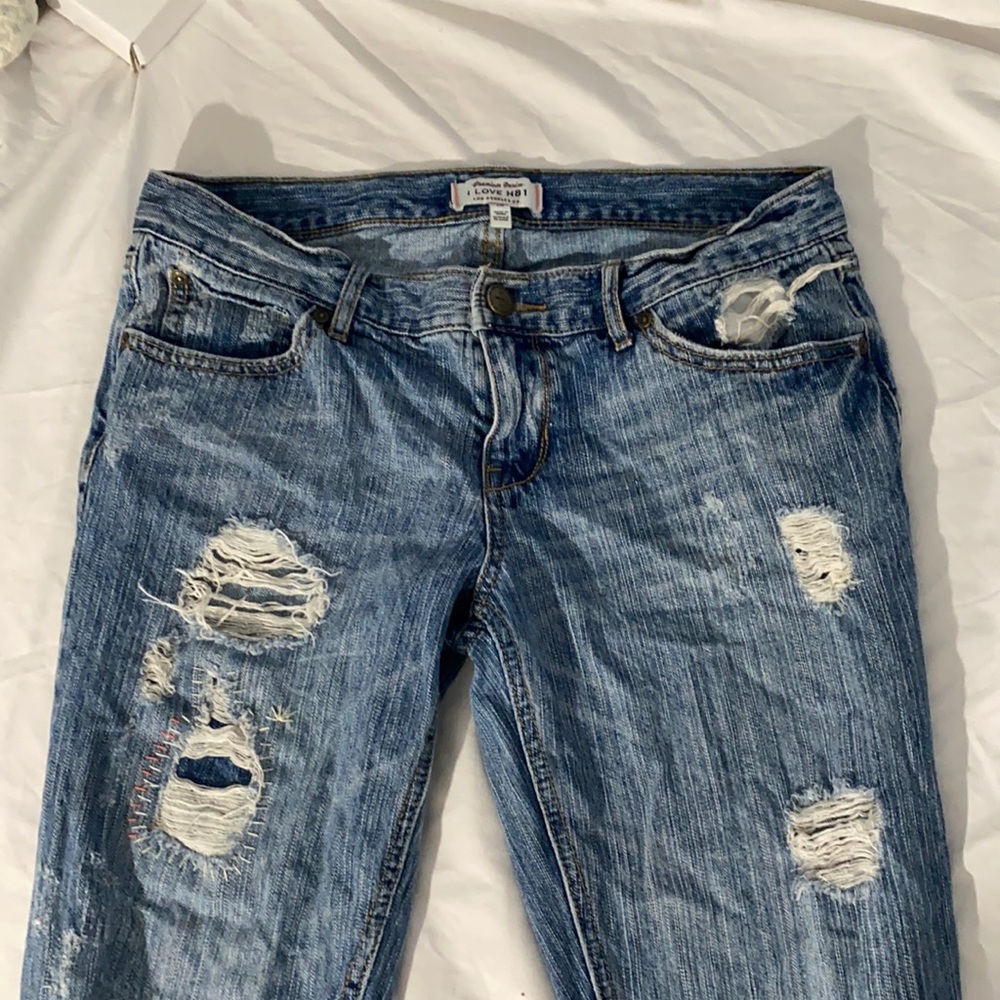Low rise distressed jeans with stitch work